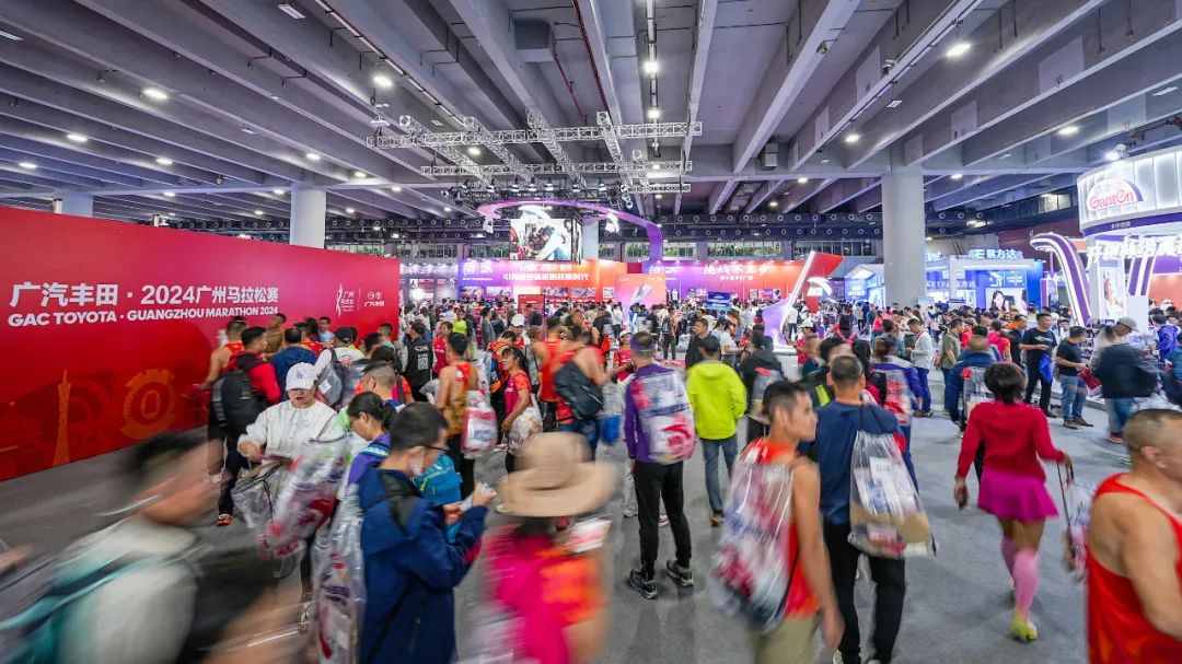 贝克汉姆观看迈阿密国际训练，与梅西、德保罗拥抱